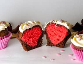 Cupcakes au chocolat avec un cœur rouge caché à l’intérieur