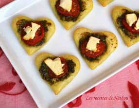 Coeurs feuilletés au pesto, tomate et feta
