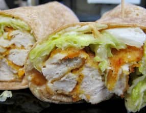 Wrap de poulet pané, cajun, bacon et pignons de pin