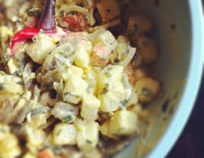 Salade de légumes, restes de boeuf bouilli, oeufs, anchois, olives, fines herbes