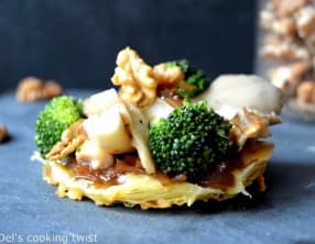 Tartes fines au Saint Marcelin, pleurotes, brocoli et vinaigrette tiède aux noix