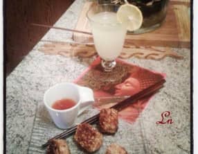 Mini boulettes de poulet au gingembre citronelle piment et beurre de cacahuète panées aux amandes