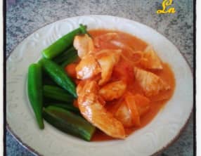 Poulet d'inspiration africaine , piment et beurre de cacahuète avec ses gombos