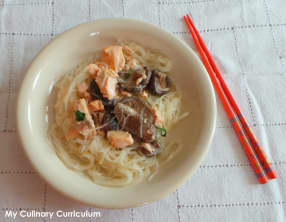 Saumon à la crème de coco, coriandre et vermicelles chinois au wok