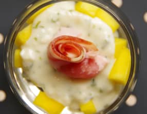Verrines de mangue au chèvre, miel et coppa