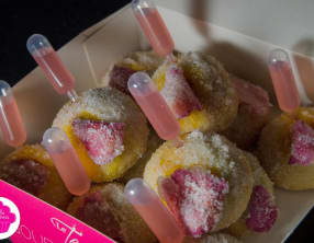 Beignets cuits au four au pamplemousse, au safran et aux pétales de roses