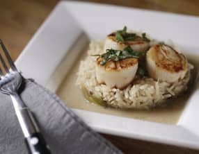 St-Jacques snackées et riz pilaf aux poireaux