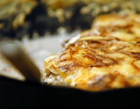 Pommes de terre au four, saucisses, fines herbes et vin blanc