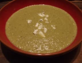 Soupe de chou romanesco et petits pois au roquefort