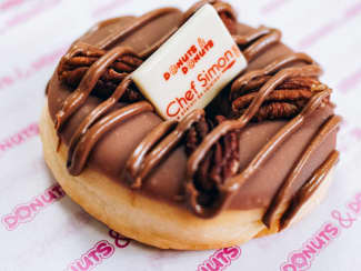 Chef Simon collabore avec Donuts & Donuts pour une création gourmande inédite