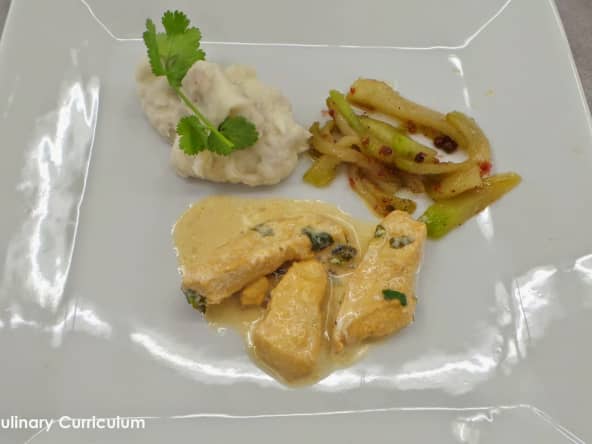 Poulet mariné au citron vert, purée de taro et chayotte poêlée au miel et baies roses