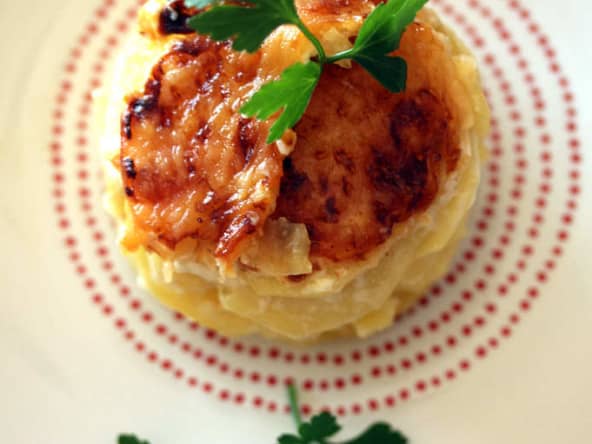 Gratin de pommes de terres, crème à l'ail, gorgonzola et muscade