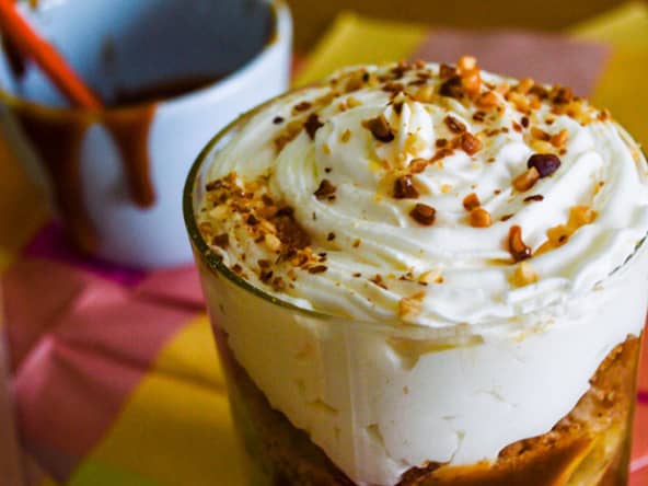 Verrines banane, crumble noisette, caramel au beurre salé et chantilly vanillée pour le dessert