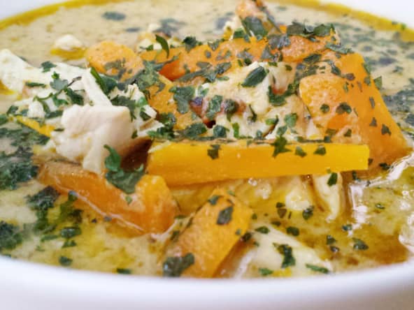 Soupe de poulet au curry vert et lait de coco