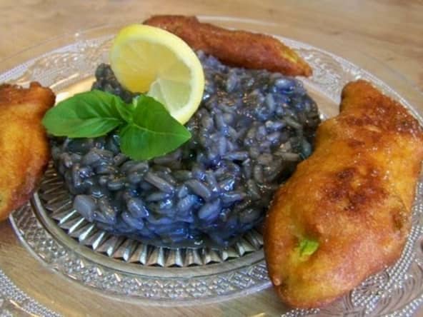 Risotto à l'encre de seiche et beignets de courgettes