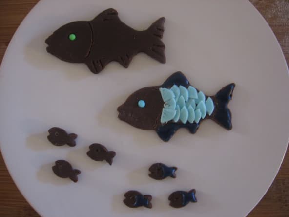 Poissons en pâte à modeler au chocolat