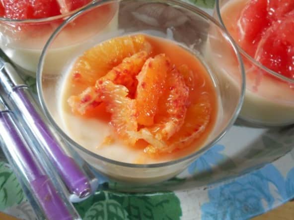 Panna cotta au chocolat blanc, pamplemousse rose et orange sanguine