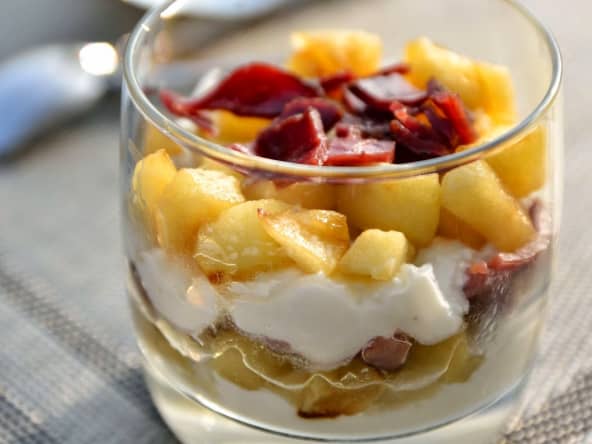 Verrine de chèvre frais, pomme et magret de fumé