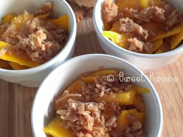 Le crumble aux abricots-pays au coco et sablés à l'épeautre