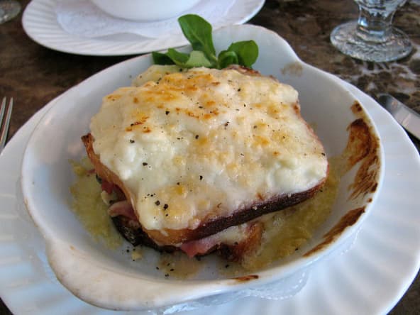 Croque-monsieur croque-madame au jambon cuit au foin, fromages, béchamel, oeufs, échalotes