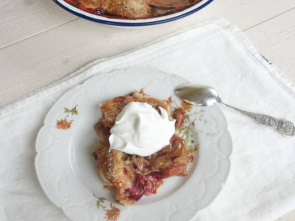 Cobbler fraises rhubarbe à la crème fouettée 