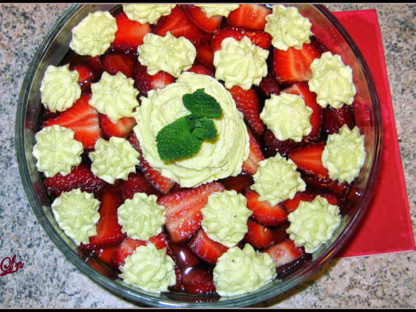 Fraises en gelée tutti frutti, crème mousseline à la pistache
