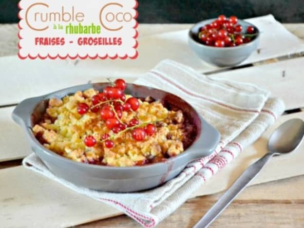 Crumble noix de coco à la rhubarbe, fraises et groseilles pour un dessert ou un goûter