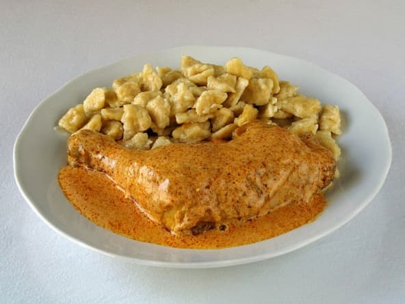 Poulet rôti, sauce aux noix : une spécialité de la cuisine caucasienne