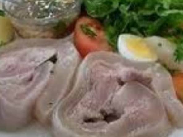 Tête de veau aux herbes en tortue à l'herbe sacrée et olives noires de Nyons