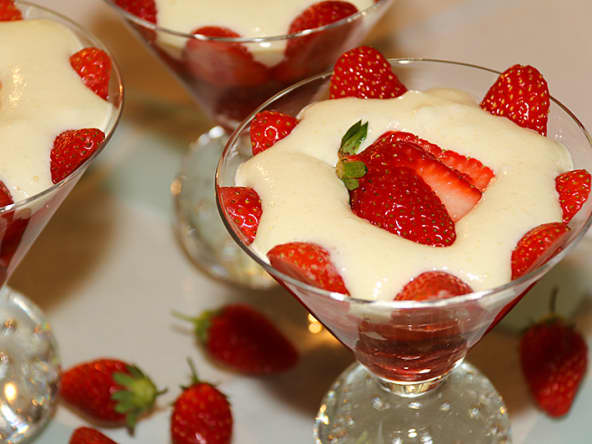 Verrines de fraises et rhubarbe au sirop de sureau à la mousse de mascarpone
