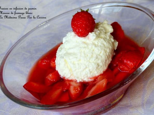 Fraises, infusion de jasmin et mousse de fromage blanc