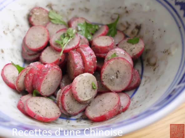 Salade de radis rose avec vinaigrette au sésame noir
