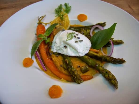 Oeuf poché sur purée de carottes et de fenouil à la vanille, poêlée de légumes printaniers