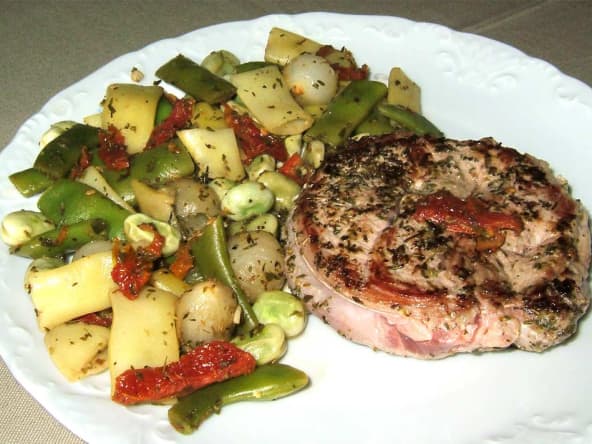 Médaillon d’agneau et trio de haricots à la provençale