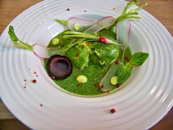 Oeuf mollet sur sa crème de fanes de radis