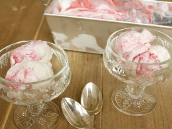 Glace à la fraise et au philadelphia façon cheesecake