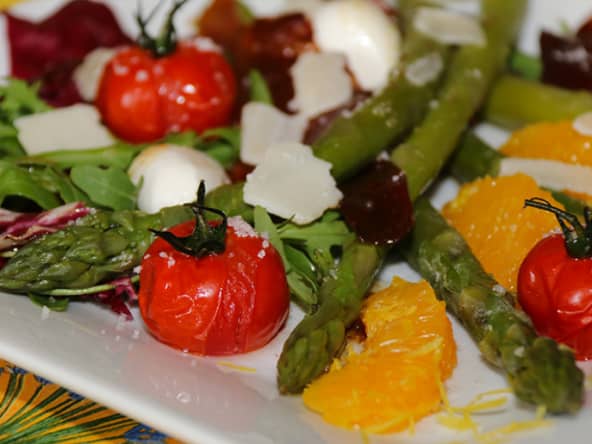 Salade Trévise aux asperges vertes et tomates confites