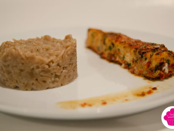 Pâtes aux algues avec du poisson blanc en sauce