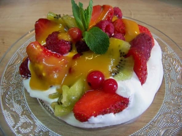 Pavlova aux fruits rouges et kiwi, coulis aux fruits exotiques