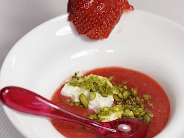Soupe de fraises à la brousse et aux pistaches