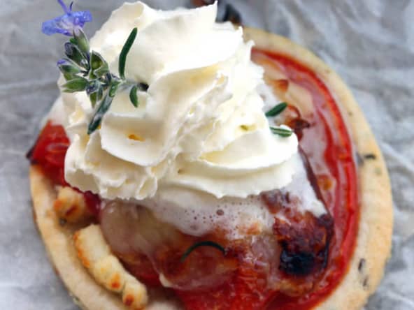 Tartelette tomates, crottin de chèvre au miel crémeux, émulsion romarin