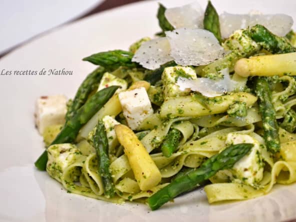 Tagliatelle aux asperges et à la feta, pesto de roquette et noix
