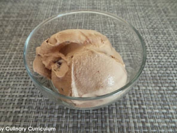 Glace au chocolat au lait et noix de pécan à la turbine ou sorbetière