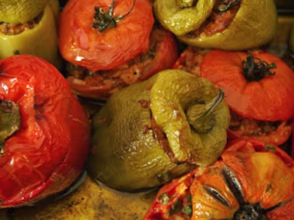 Tomates farcies à la provençale, lard, fromage râpé, pommes de terre, laurier