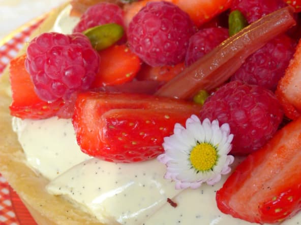 Tarte rhubarbe, fraises, framboises et vanille