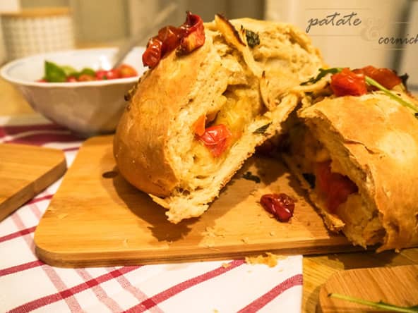 Pain surprise apéritif aux oignons, tomates et basilic