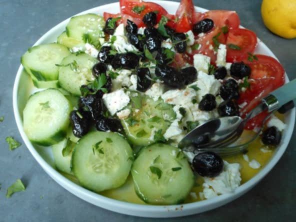 Salade grecque de tomates, concombre, olives noires et feta