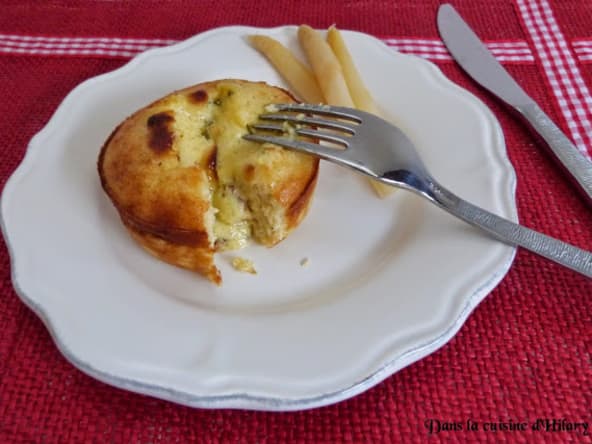 Moelleux aux asperges blanches et coeur coulant de sauce hollandaise