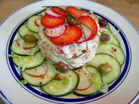 Tartare de saumon, fraises, tomates, concombre, radis et yuzu