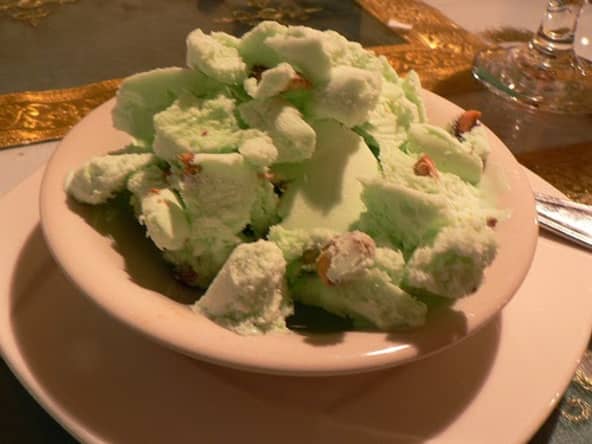 Crème glacée à la vanille, Marasquin, pistaches et amandes